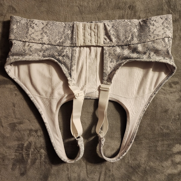 Set of Curves and Combatboots Snake print leggings and bra. - Picture 5 of 9